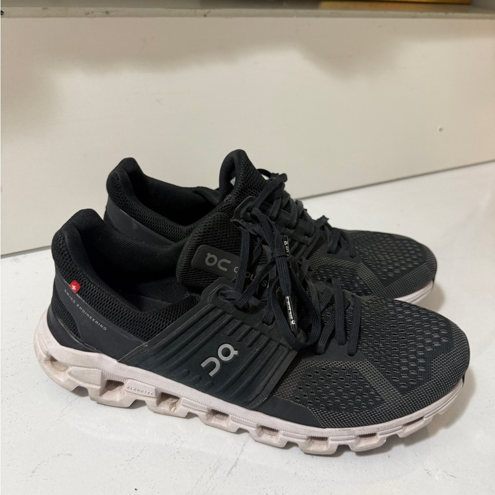 On Running Men's Black and Gray Athletic Shoes in ggood conditions black/white